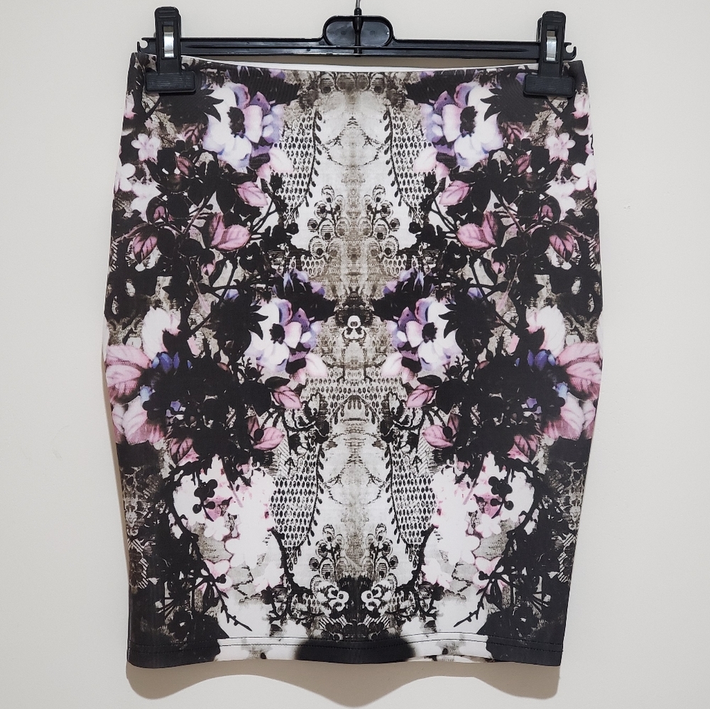 TEMT Short Floral Print Skirt Size M